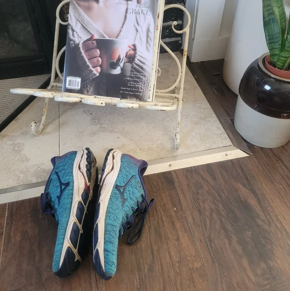 Size 9/Eur40 Women's Mizuno Teal and Fuschia Running Shoes - Picture 4 of 8